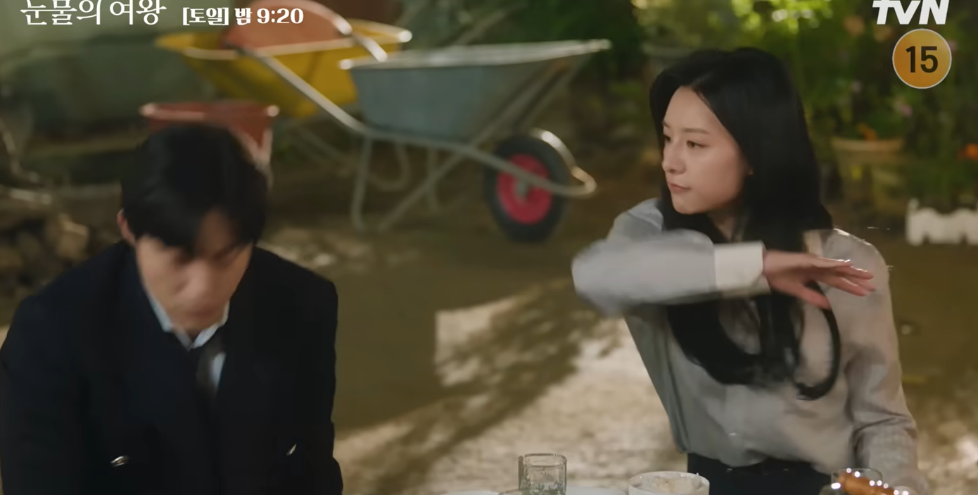 Hong Soo Cheon tiếp tục bị chị gái Hae In trị thẳng tay vì quen thói đòi hỏi dù đã sa cơ. Hong Soo Cheon tiếp tục bị chị gái Hae In trị thẳng tay vì quen thói đòi hỏi dù đã sa cơ.