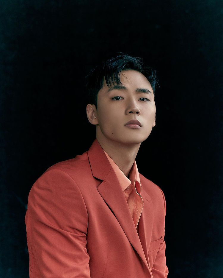 Lee Min Jae sở hữu gương mặt góc cạnh, nam tính.