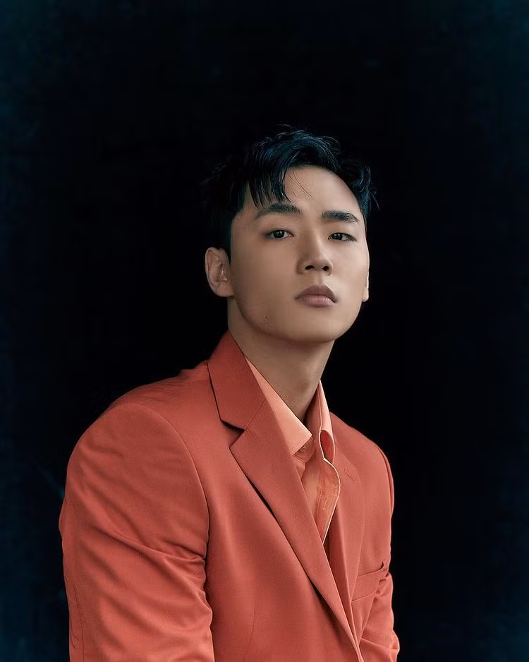 Lee Min Jae sở hữu gương mặt góc cạnh, nam tính.