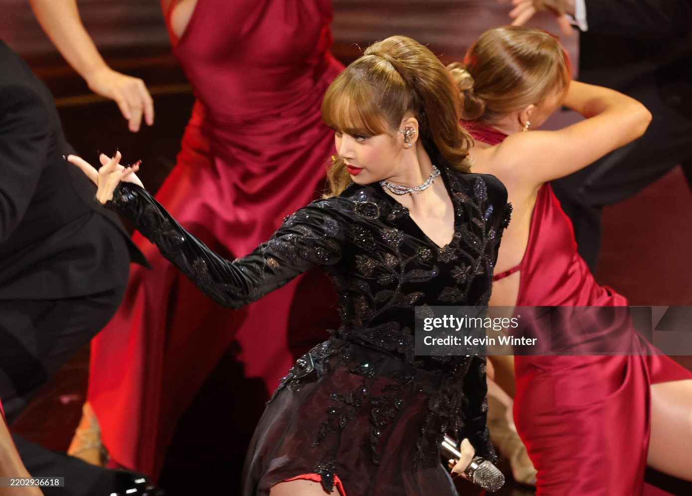 Loạt ảnh của Getty Images chụp sân khấu của Lisa đang náo loạn trên X, vừa như công chúa cổ tích, vừa như công nương giới quý tộc. Loạt ảnh của Getty Images chụp sân khấu của Lisa đang náo loạn trên X, vừa như công chúa cổ tích, vừa như công nương giới quý tộc.