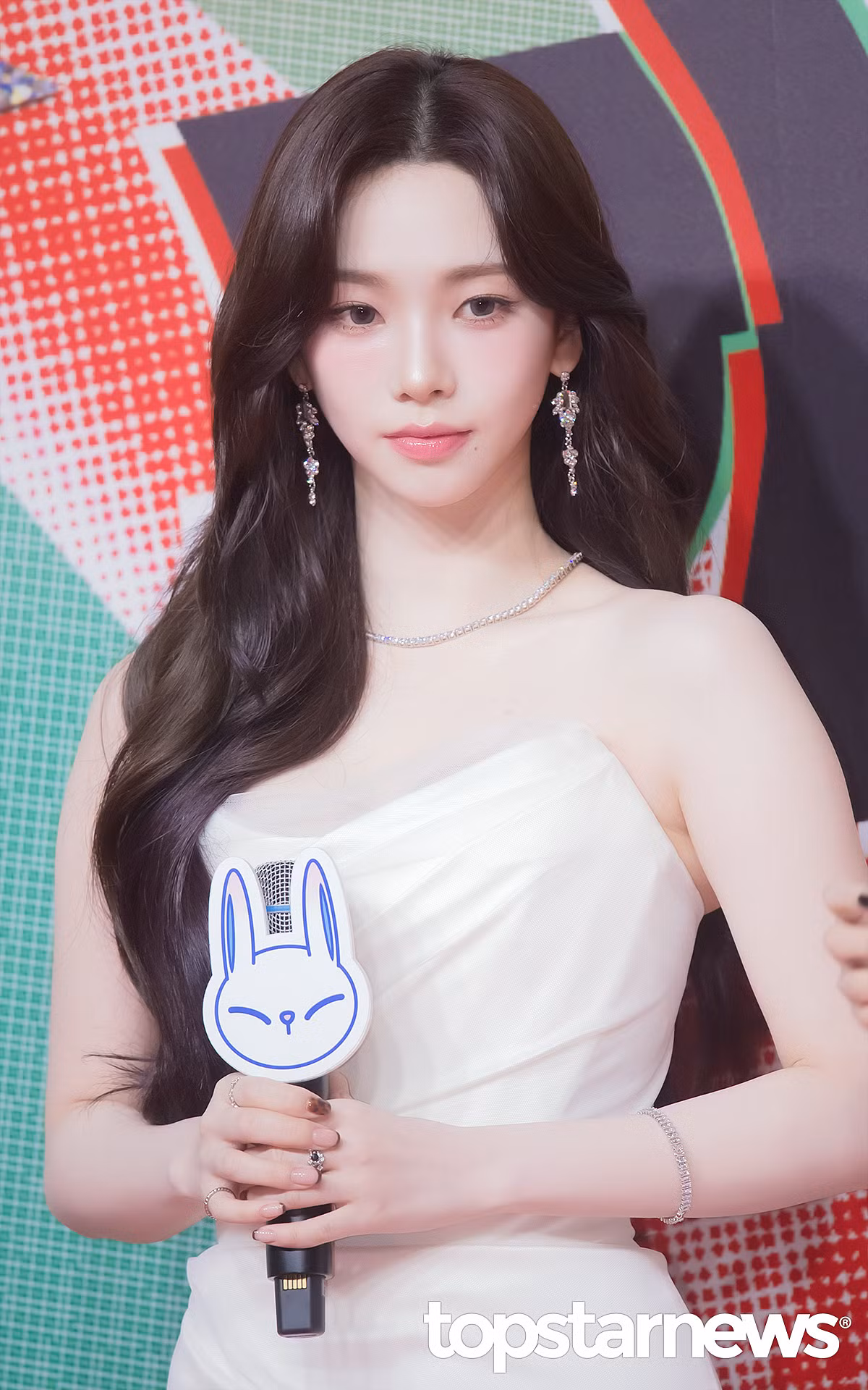 Wonyoung (IVE) và Karina (aespa) tiếp tục kèn cựa nhau trên tag thịnh hành mục tìm kiếm trên các nền tảng tại Hàn Quốc ngay khi xuất hiện. Hai nhan sắc hàng đầu thế hệ 4 xuất hiện cùng sự kiện lần nào là khiến cư dân mạng phải trăn trở.