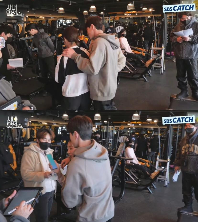 Kim Min Kyu và Seol In Ah thoải mái khoác vai, diễn tập trước khi bắt đầu cảnh quay.