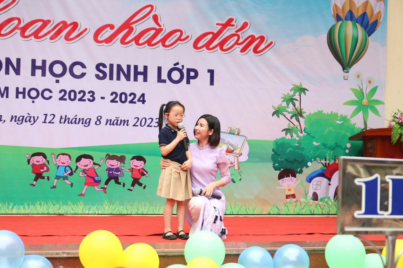 Tạo cơ hội cho các bạn được thỏa sức trải lòng trong sự kiện dành cho riêng mình, cô Tổng phụ trách cũng mời một số bạn nhỏ có mong muốn chia sẻ niềm vui lên sân khấu. Thầy cô lẫn phụ huynh đều "cưng xỉu" với lời nói ngây ngô, trong sáng của tween.