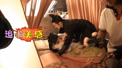 Cnet nhận định Trương Triết Hạn cố tình cản trở Cúc Tịnh Y di chuyển dù cảnh quay đã kết thúc... Cnet nhận định Trương Triết Hạn cố tình cản trở Cúc Tịnh Y di chuyển dù cảnh quay đã kết thúc...