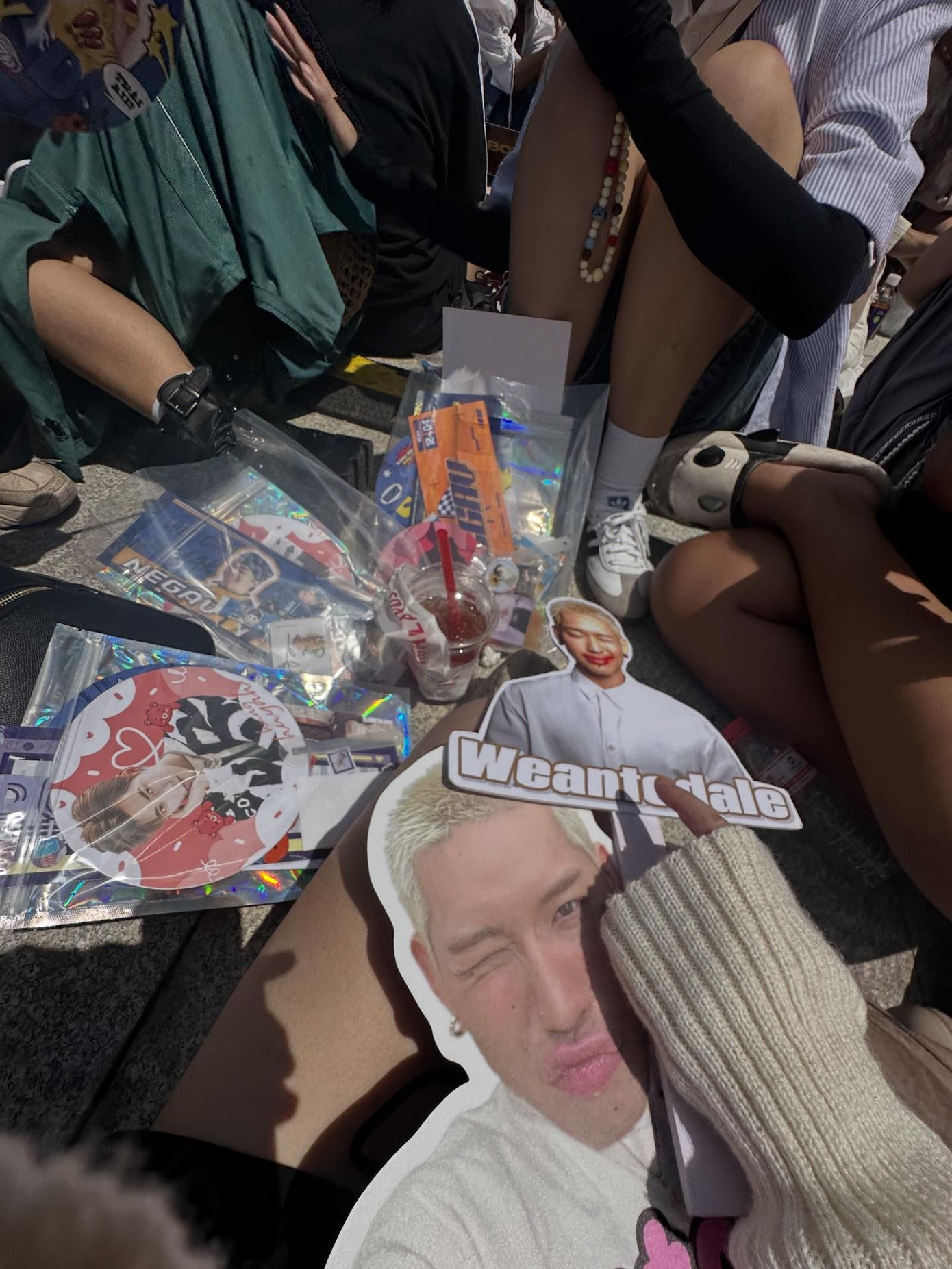 Đi concert ATSH không thể thiếu màn "săn gift" từ các nhà. Nguồn: @incoldani Đi concert ATSH không thể thiếu màn "săn gift" từ các nhà. Nguồn: @incoldani