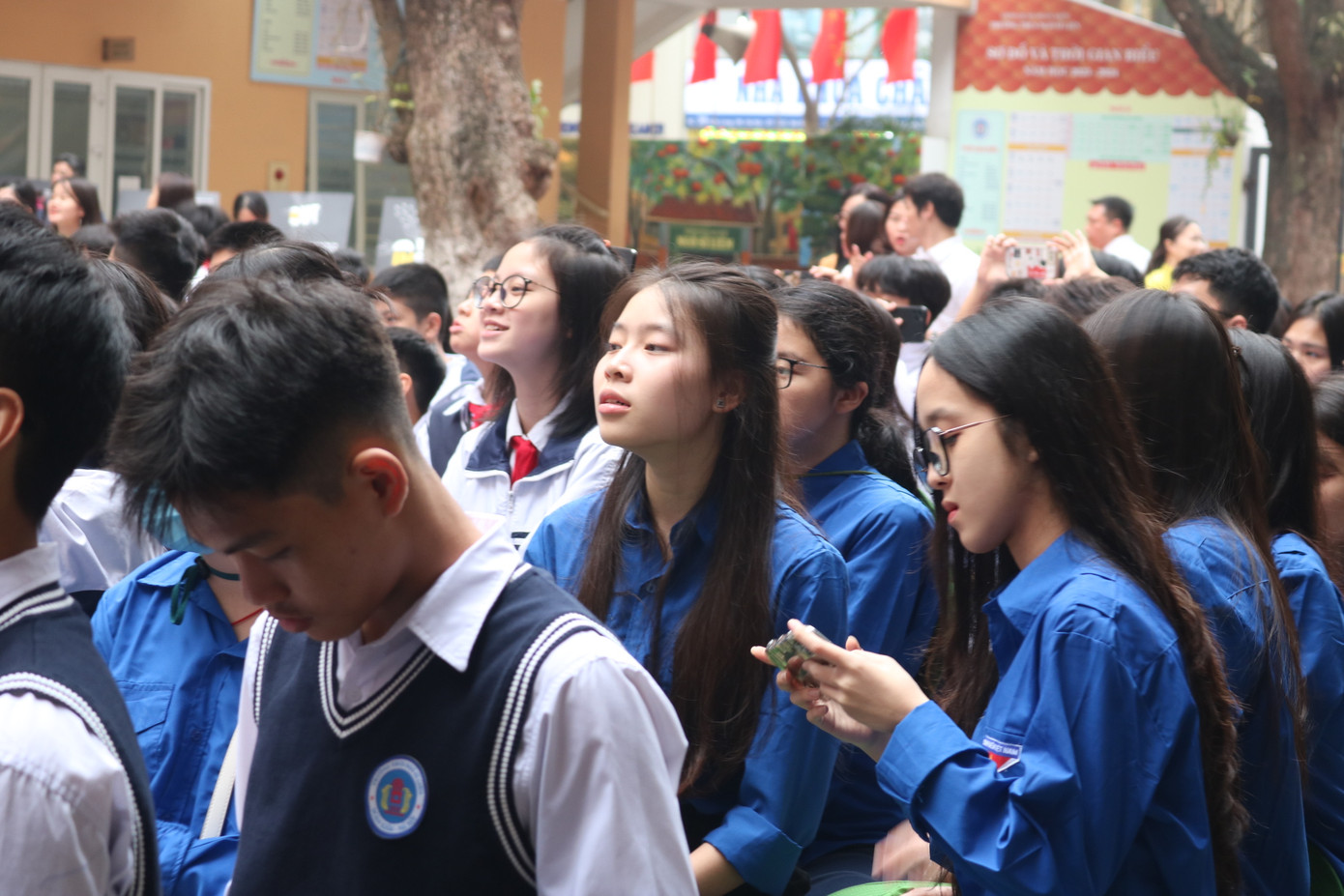 Teen trường THCS Ngô Sĩ Liên chăm chú theo dõi buổi lễ.