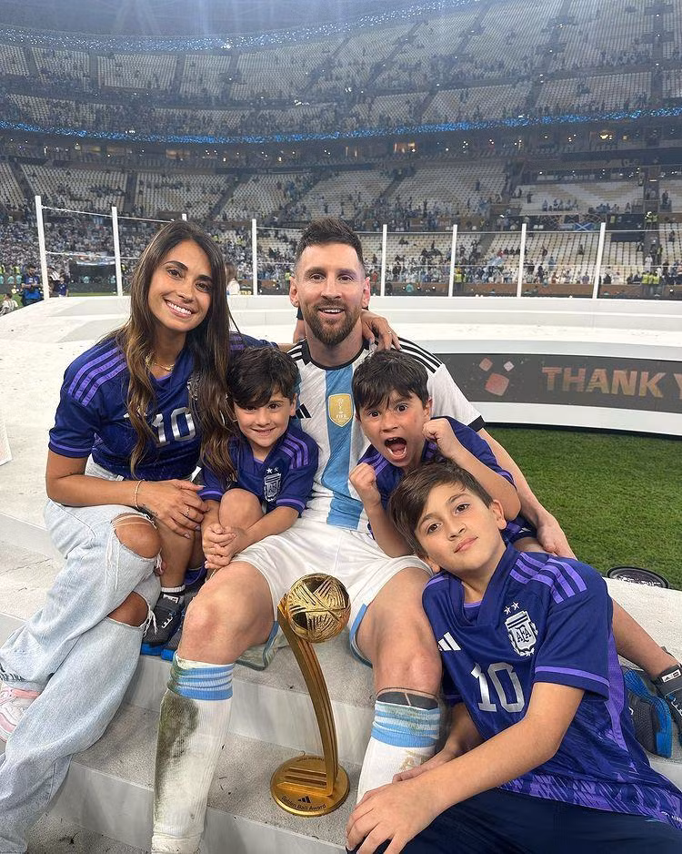 Gia đình của Messi ăn mừng chiến thắng của Argentina tại Chung kết World Cup 2022.