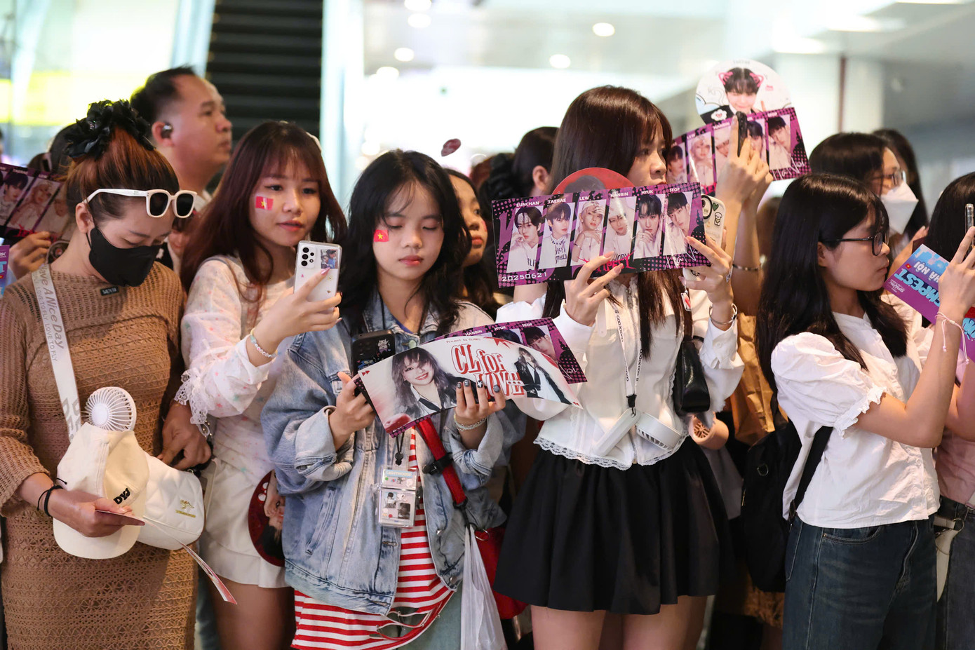 Những chiếc banner xinh xắn được fan mang đến, chào đón các chàng trai. Những chiếc banner xinh xắn được fan mang đến, chào đón các chàng trai.