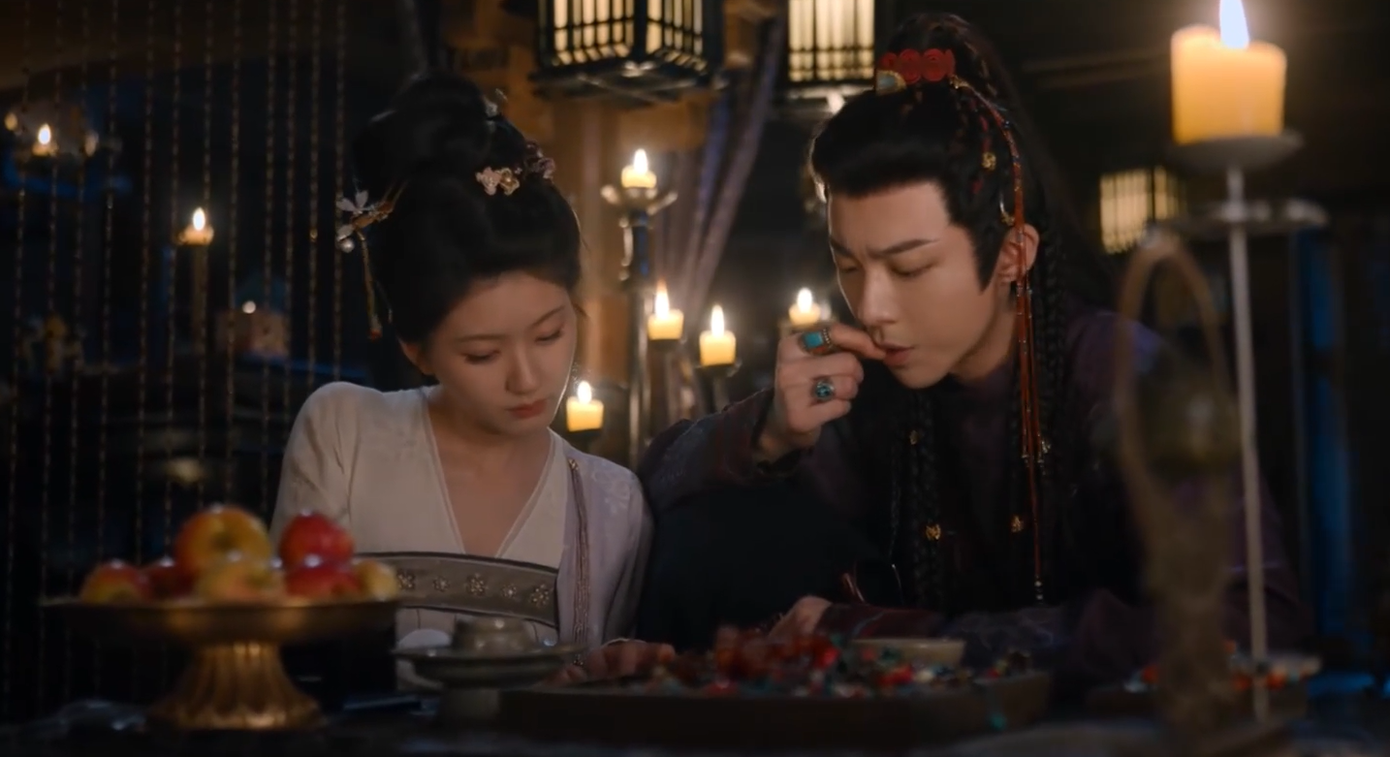 Mạnh miệng nhận dạy chữ Khư Lô cho Đoan Ngọ nhưng thực tế, Yên Tử Kinh cũng khá "bập bẹ". Hơi "yếu nghề" khoản này nhưng trang sức khớp với tấm da dê thì anh có. Mạnh miệng nhận dạy chữ Khư Lô cho Đoan Ngọ nhưng thực tế, Yên Tử Kinh cũng khá "bập bẹ". Hơi "yếu nghề" khoản này nhưng trang sức khớp với tấm da dê thì anh có.