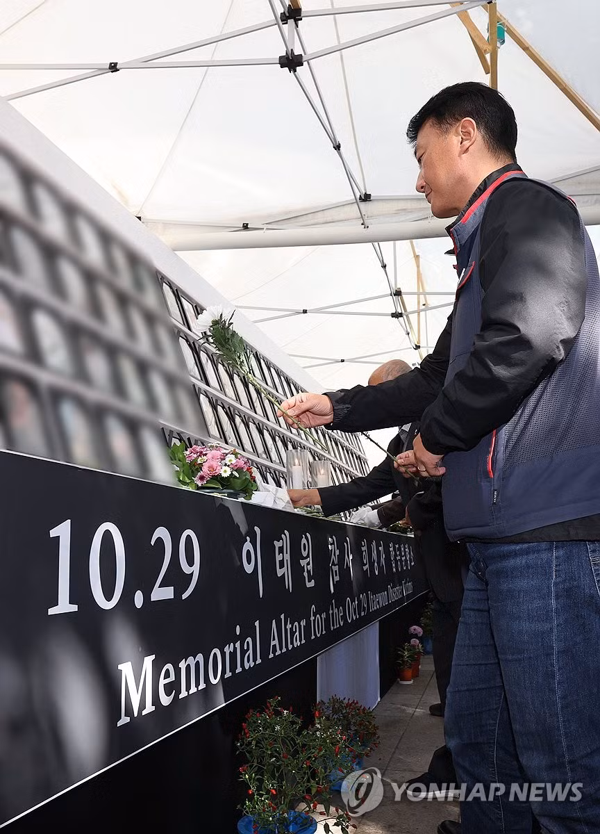 Bàn thờ tưởng niệm dành cho nạn nhân tử vong trong thảm kịch Itaewon. - Ảnh: Yonhap