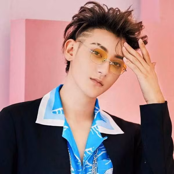 Trong một livestream, Tao lên tiếng tỏ tình với IU và lập tức bị netizen "ném đá". Cư dân mạng cho rằng nam ca sĩ đang cố tình nhắc đến "em gái quốc dân" để "tạo nhiệt", thu hút sự chú ý.