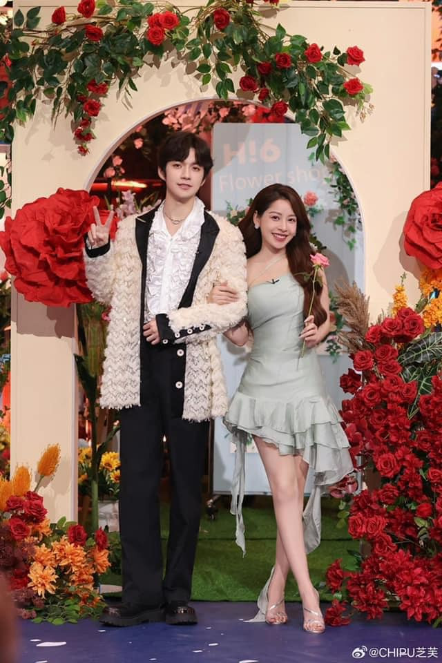 Chi Pu về chung đội với Trương Nhan Tề. Dù hơn nam idol 5 tuổi nhưng khi đứng cạnh nhau, Chi Pu được nhận xét là trông như em gái nhỏ hơn là tỷ tỷ của Nhan Tề. Chi Pu về chung đội với Trương Nhan Tề. Dù hơn nam idol 5 tuổi nhưng khi đứng cạnh nhau, Chi Pu được nhận xét là trông như em gái nhỏ hơn là tỷ tỷ của Nhan Tề.