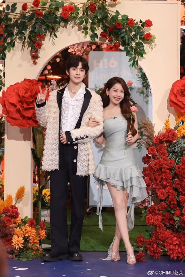 Chi Pu về chung đội với Trương Nhan Tề. Dù hơn nam idol 5 tuổi nhưng khi đứng cạnh nhau, Chi Pu được nhận xét là trông như em gái nhỏ hơn là tỷ tỷ của Nhan Tề.