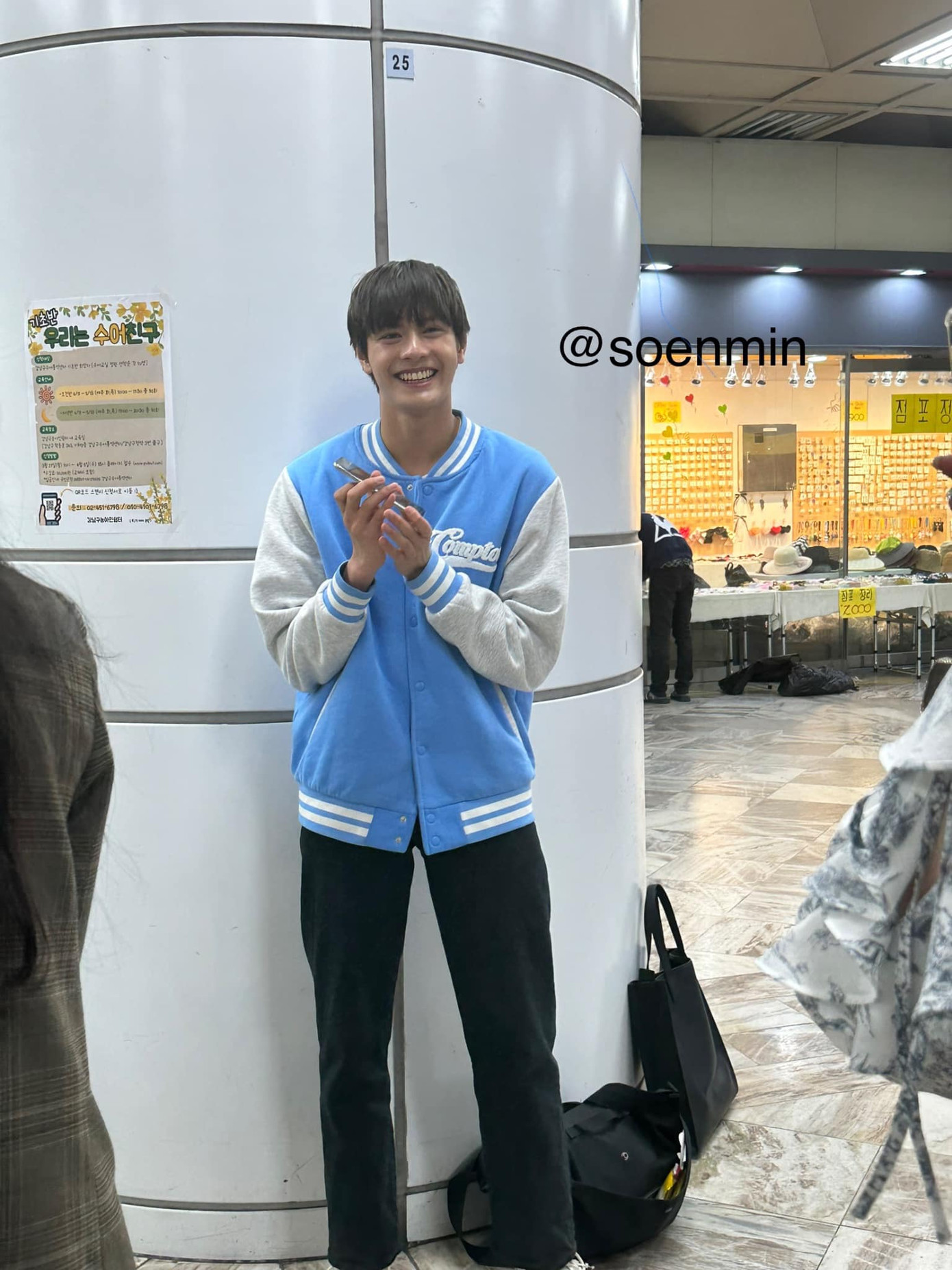 Đặng Hồng Hải giao lưu ngắn với fan và nhắn gửi mọi người có mặt hãy tiếp tục ủng hộ cho các thực tập sinh đi tiếp tại Boys Planet 999. - Ảnh: @soenmin Đặng Hồng Hải giao lưu ngắn với fan và nhắn gửi mọi người có mặt hãy tiếp tục ủng hộ cho các thực tập sinh đi tiếp tại Boys Planet 999. - Ảnh: @soenmin