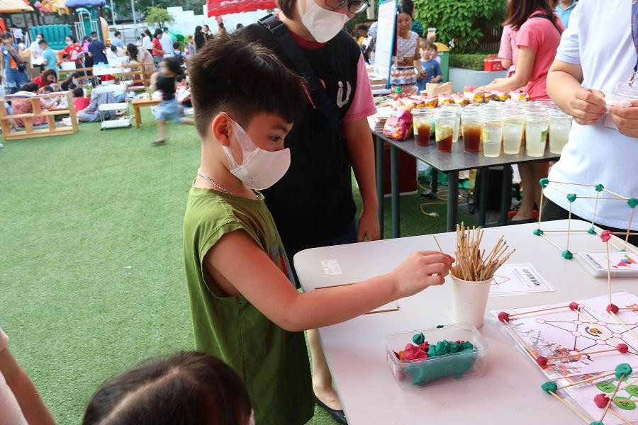 Một cậu bạn tự tin nói &quot;dễ&quot; khi bước vào khu trò chơi trí tuệ, cũng phải loay hoay khoảng 15 phút để có thể giải được câu đố xếp hình được đưa ra.