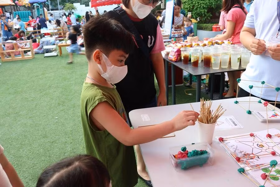 Một cậu bạn tự tin nói "dễ" khi bước vào khu trò chơi trí tuệ, cũng phải loay hoay khoảng 15 phút để có thể giải được câu đố xếp hình được đưa ra.