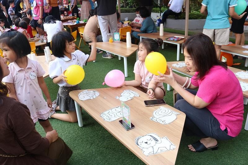 Hoạt động trải nghiệm sử dụng tĩnh điện khi cọ bóng vào da đầu để &quot;câu&quot; đồ vật cũng được tween thích thú.