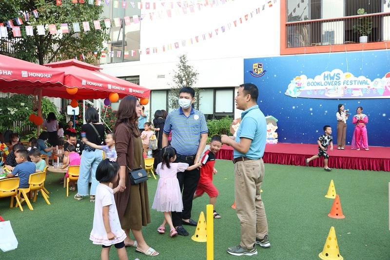 Phụ huynh đến hội sách cũng tranh thủ giao lưu, trao đổi kinh nghiệm nuôi dạy con cái.