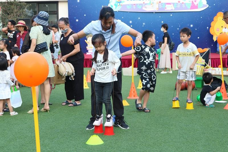 Nhiều bạn muốn thử sức với trò đi cà kheo nhưng chưa đủ dũng cảm để đi một mình, đã được phụ huynh hoặc các thầy cô có mặt tại đây hỗ trợ &quot;vượt thử thách&quot;.