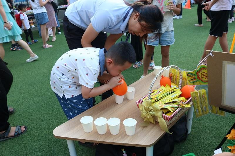 Trò chơi thổi bóng, xếp cốc là một trong những thử thách làm khó nhiều bạn học sinh.