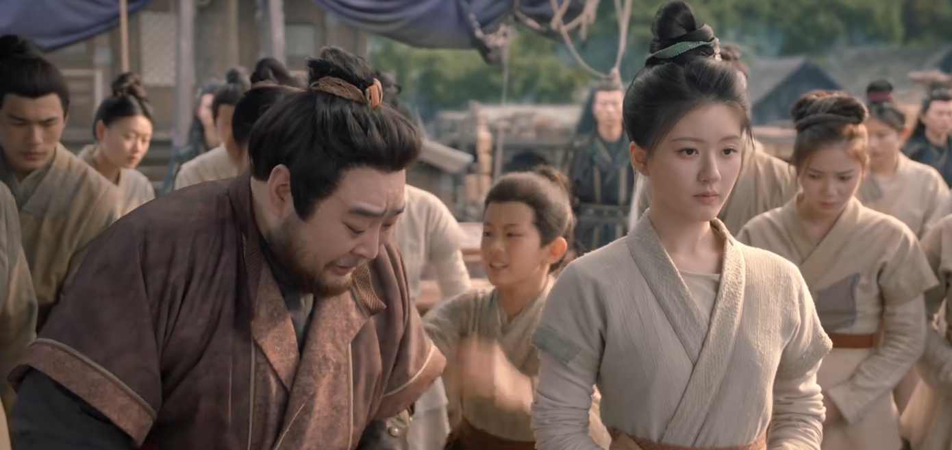 Đoan Ngọ thấy điều bất thường, cô rút trúng thẻ đỏ, đồng ý tham gia. Nhưng cô cũng cố ý gạt đổ lọ thẻ trong tay Tào Đầu, làm lộ toàn bộ que trong lọ đều có dấu đỏ, làm lộ chuyện hắn có ý nhắm vào cô. Đoan Ngọ thấy điều bất thường, cô rút trúng thẻ đỏ, đồng ý tham gia. Nhưng cô cũng cố ý gạt đổ lọ thẻ trong tay Tào Đầu, làm lộ toàn bộ que trong lọ đều có dấu đỏ, làm lộ chuyện hắn có ý nhắm vào cô.