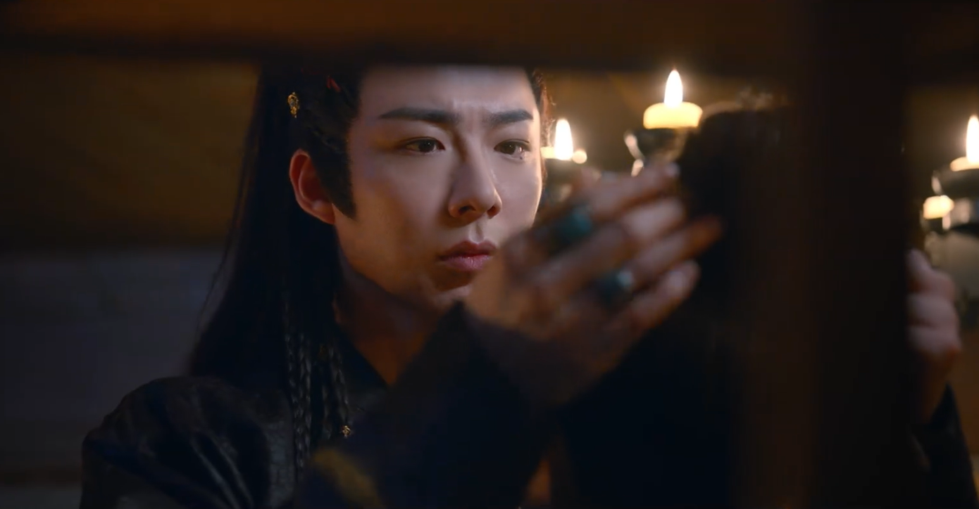 Yên Tử Kinh tặng và cài cho Đoan Ngọ một chiếc trâm. Tuyến tình cảm của hai người đang dần phát triển. Yên Tử Kinh tặng và cài cho Đoan Ngọ một chiếc trâm. Tuyến tình cảm của hai người đang dần phát triển.