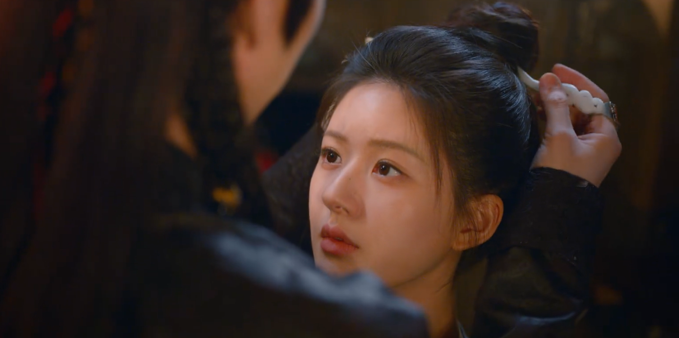 Yên Tử Kinh tặng và cài cho Đoan Ngọ một chiếc trâm. Tuyến tình cảm của hai người đang dần phát triển. Yên Tử Kinh tặng và cài cho Đoan Ngọ một chiếc trâm. Tuyến tình cảm của hai người đang dần phát triển.