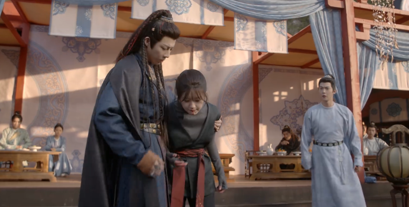 Cảnh Yên Tử Kinh vừa ôm Đoan Ngọ vừa "tác động vật lý" những nô lệ làm càn là những "mật ngọt" đầu tiên của cặp đôi. Nhờ tấm áo giáp đặc biệt Tử Kinh đưa cho, Đoan Ngọ mới không bị thương nặng. Cảnh Yên Tử Kinh vừa ôm Đoan Ngọ vừa "tác động vật lý" những nô lệ làm càn là những "mật ngọt" đầu tiên của cặp đôi. Nhờ tấm áo giáp đặc biệt Tử Kinh đưa cho, Đoan Ngọ mới không bị thương nặng.