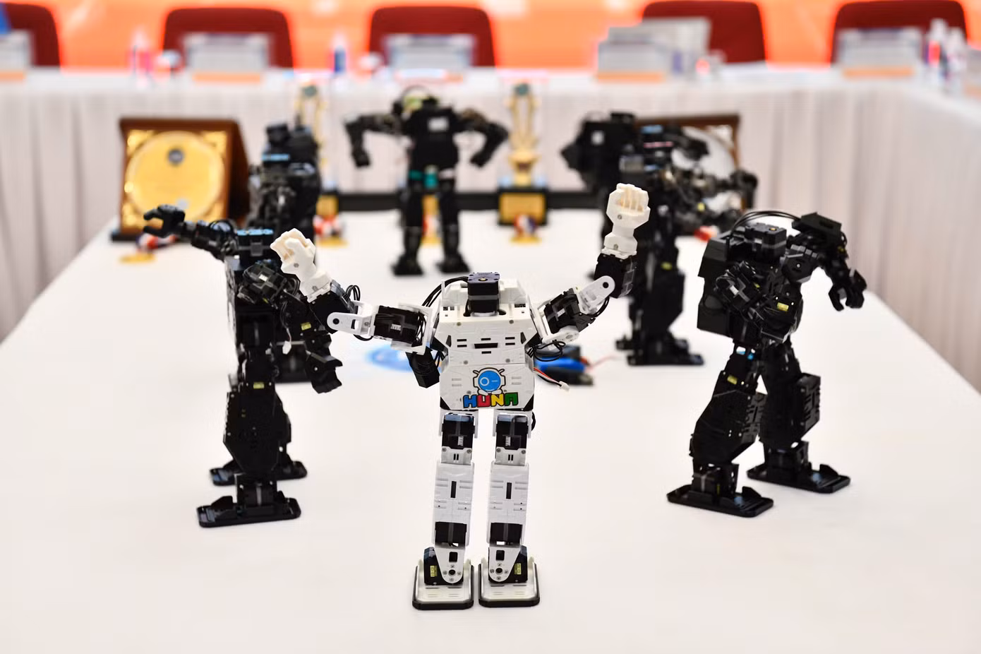 Màn biểu diễn robot "Tự hào Việt Nam" gây ấn tượng tại họp báo phát động cuộc thi.