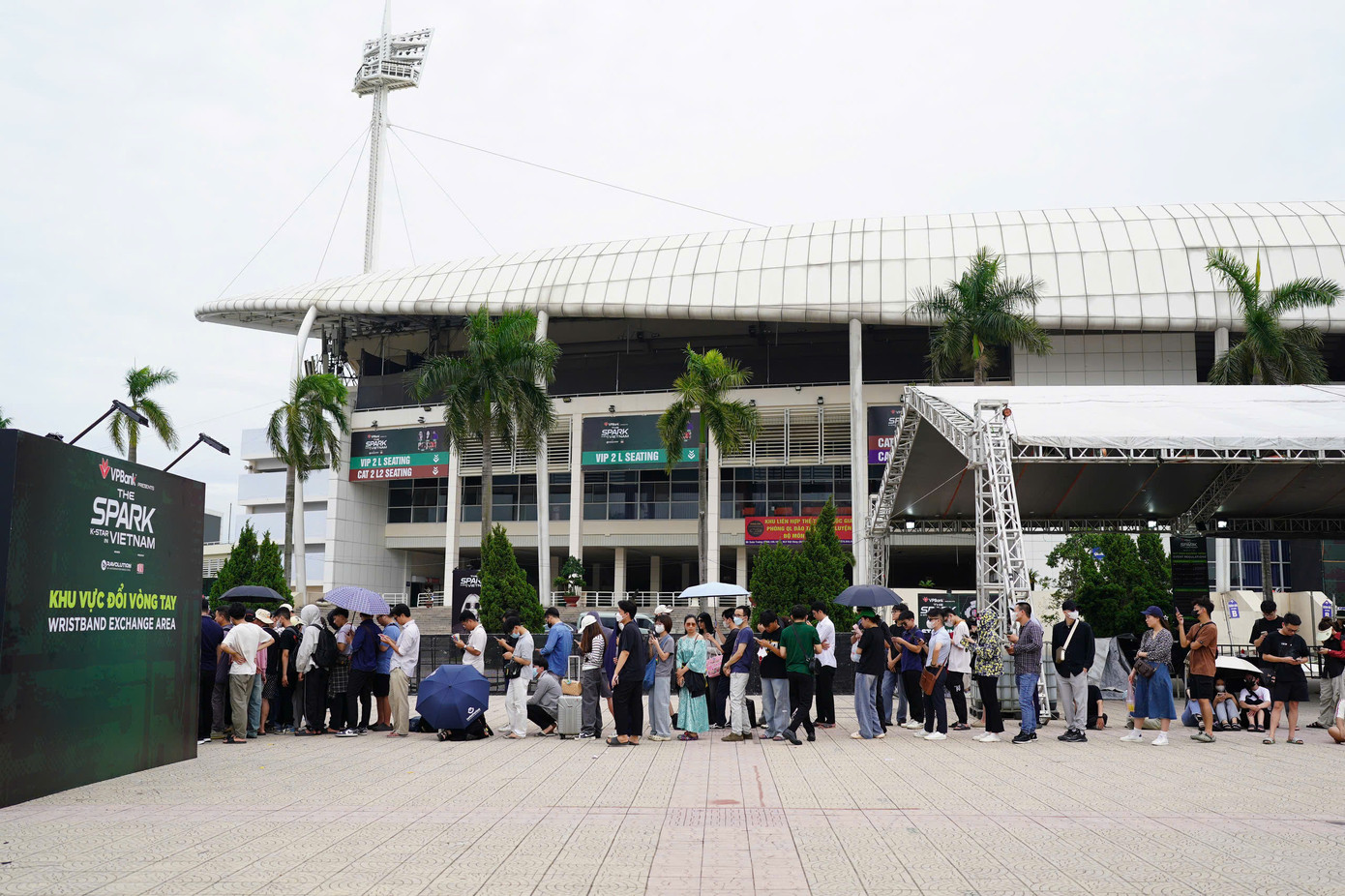 Fan xếp hàng từ sớm để chờ đổi vòng.