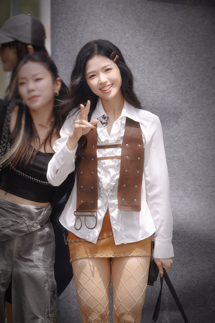 Khán giả nhận xét nữ ca sĩ trông xinh đẹp, tỏa sáng hơn khi xuất hiện trong các trang phục màu sắc sáng, tiết chế phụ kiện.