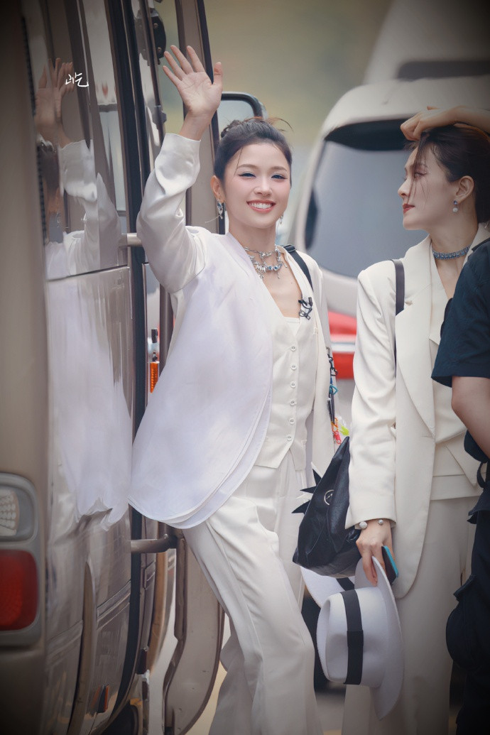 Tạo hình của Suni Hạ Linh trong tiết mục NOBODY và Tinh Vệ ở Công diễn 4. Tạo hình của Suni Hạ Linh trong tiết mục NOBODY và Tinh Vệ ở Công diễn 4.