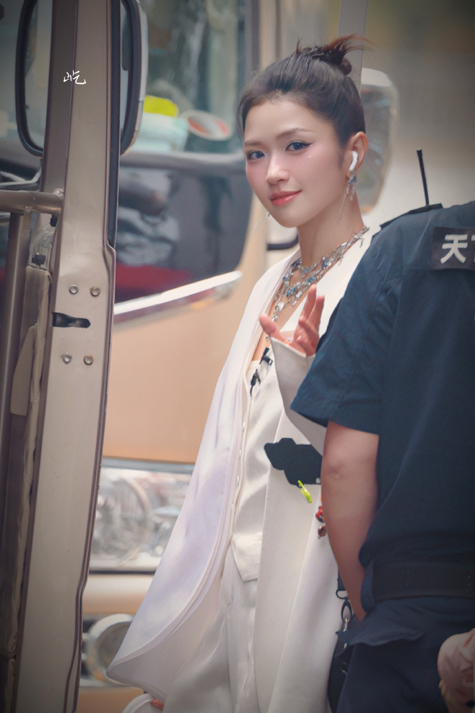 Vòng cổ và khuyên tai đá xanh giúp set đồ của Suni Hạ Linh trông nổi bật hơn.