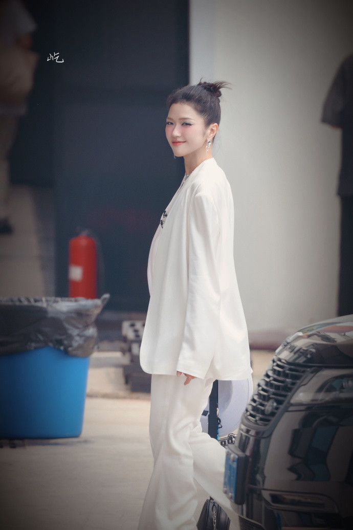 Suni Hạ Linh hóa soái tỷ, cô không phải không hợp với hình ảnh cá tính, mạnh mẽ mà chỉ là cần tìm cho mình cách phối đồ phù hợp để tôn lên vóc dáng lẫn khí chất mà thôi.