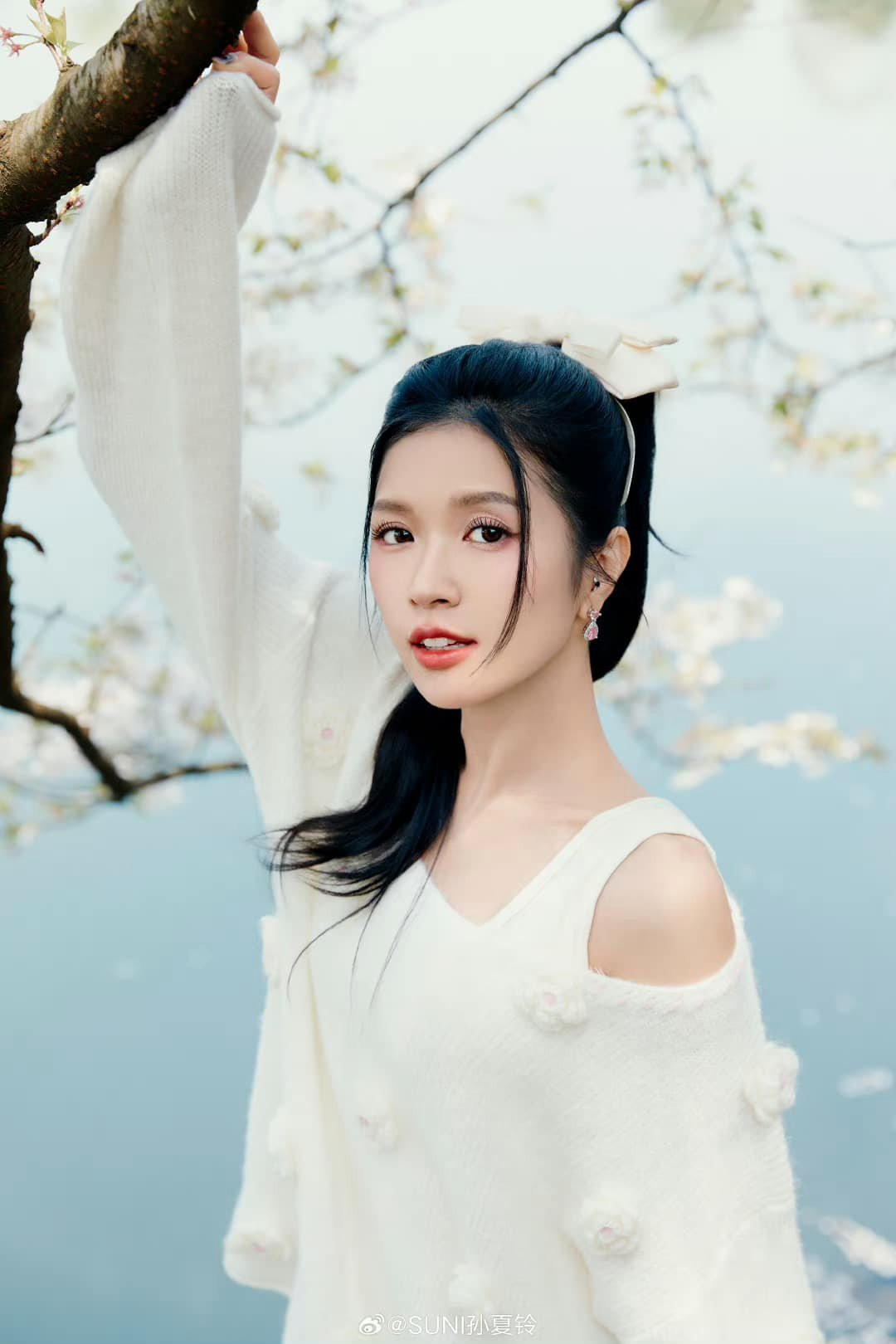 Khán giả nhận xét nữ ca sĩ trông xinh đẹp, tỏa sáng hơn khi xuất hiện trong các trang phục màu sắc sáng, tiết chế phụ kiện.