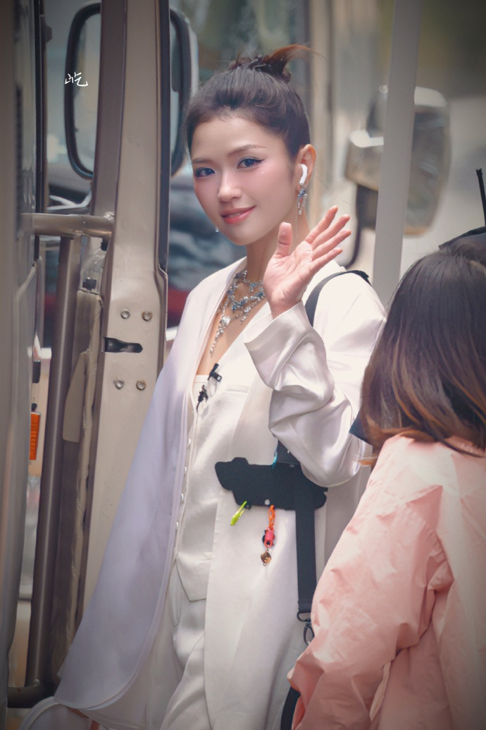 Suni Hạ Linh hóa soái tỷ, cô không phải không hợp với hình ảnh cá tính, mạnh mẽ mà chỉ là cần tìm cho mình cách phối đồ phù hợp để tôn lên vóc dáng lẫn khí chất mà thôi.