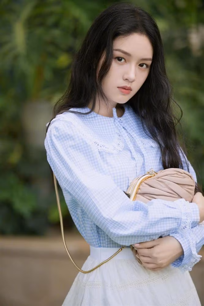 Châu Dã là cái tên gây bất ngờ trong BXH khi đứng thứ 9. Dù chỉ sắm vai phụ trong bộ phim đam mỹ Sơn Hà Lệnh, Châu Dã cũng chiếm được vô số cảm tình từ khán giả nhờ việc hoàn thành tốt các phân cảnh bi thương.