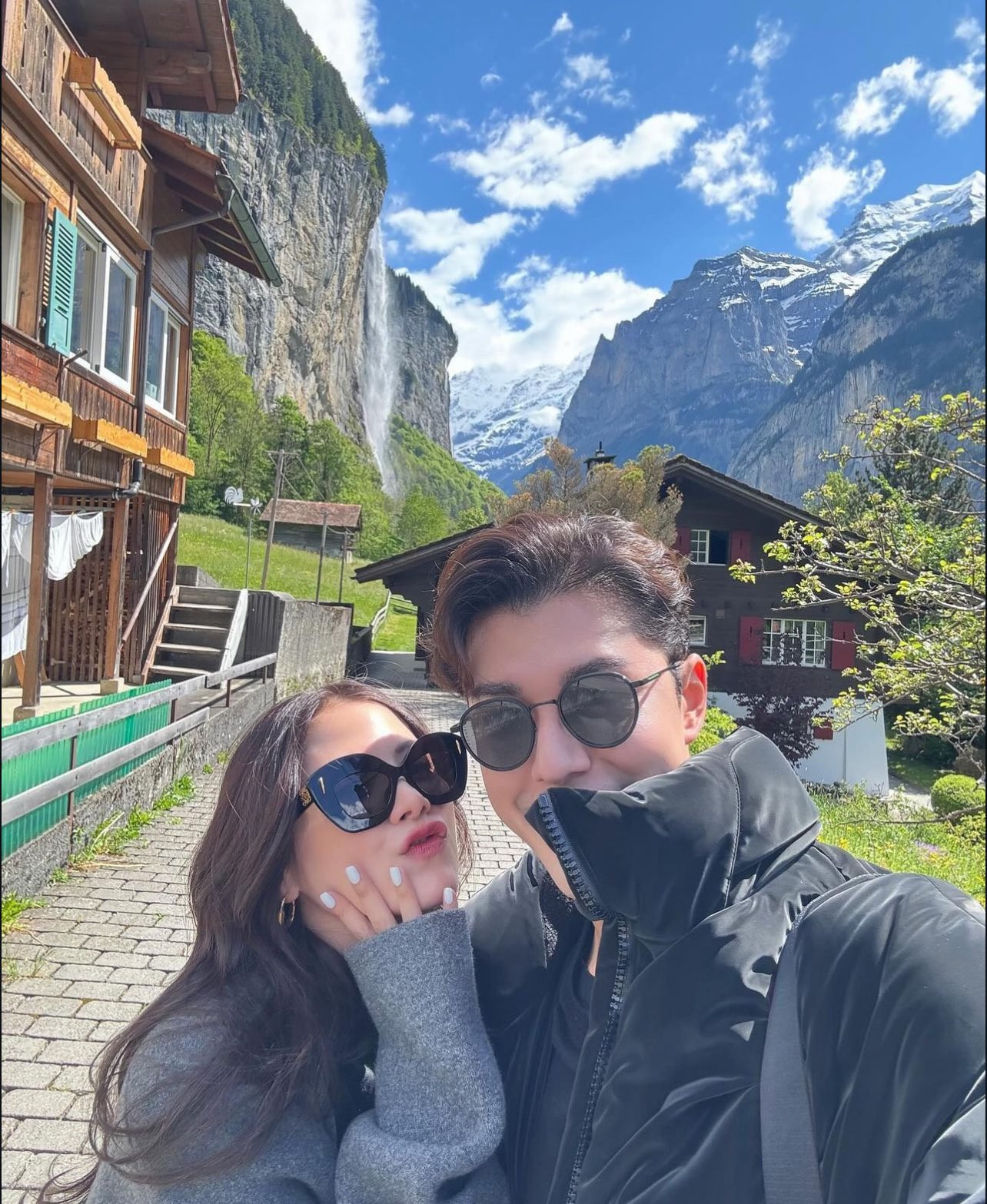 Baifern và Nine thường xuyên chia sẻ những hình ảnh ngọt ngào tới đáng yêu, nhí nhố về nhau trên trang cá nhân.