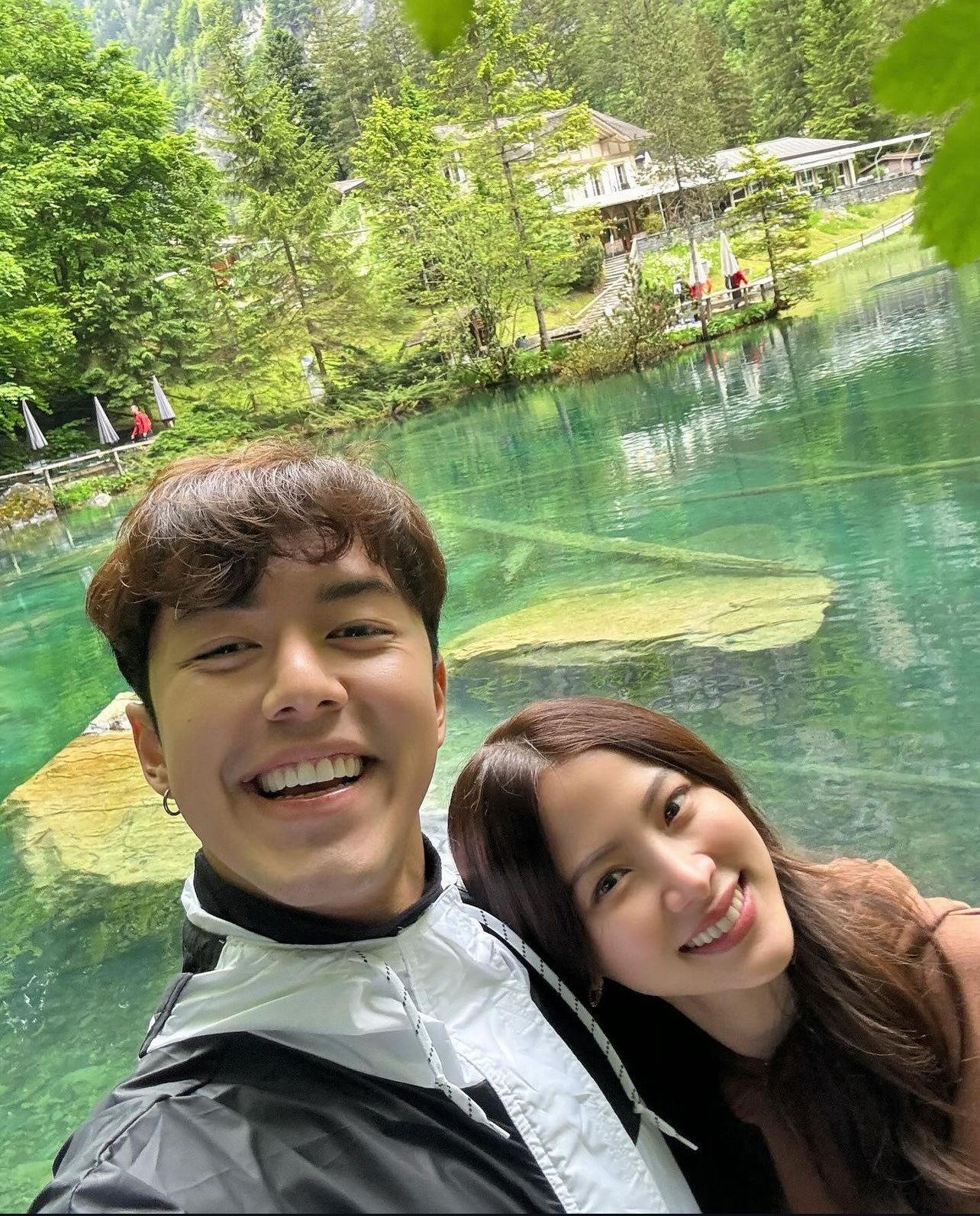 Baifern và Nine thường xuyên chia sẻ những hình ảnh ngọt ngào tới đáng yêu, nhí nhố về nhau trên trang cá nhân.