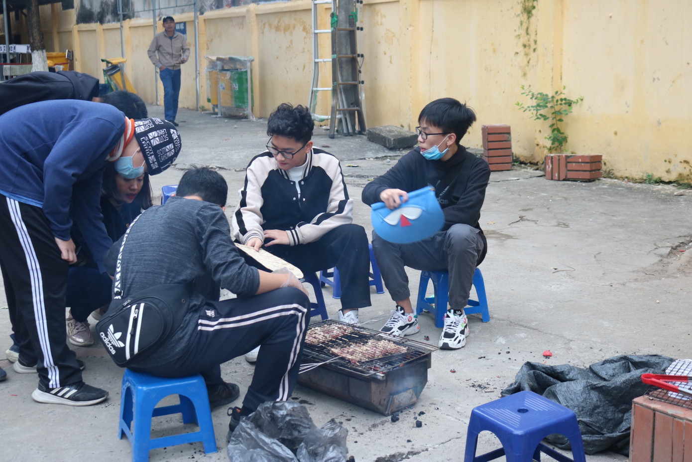 Phía sau sự rôm rả của khách hàng của "đội hậu cần" tích cực làm việc để cho ra lò những món ăn nóng hổi cho thực khách.