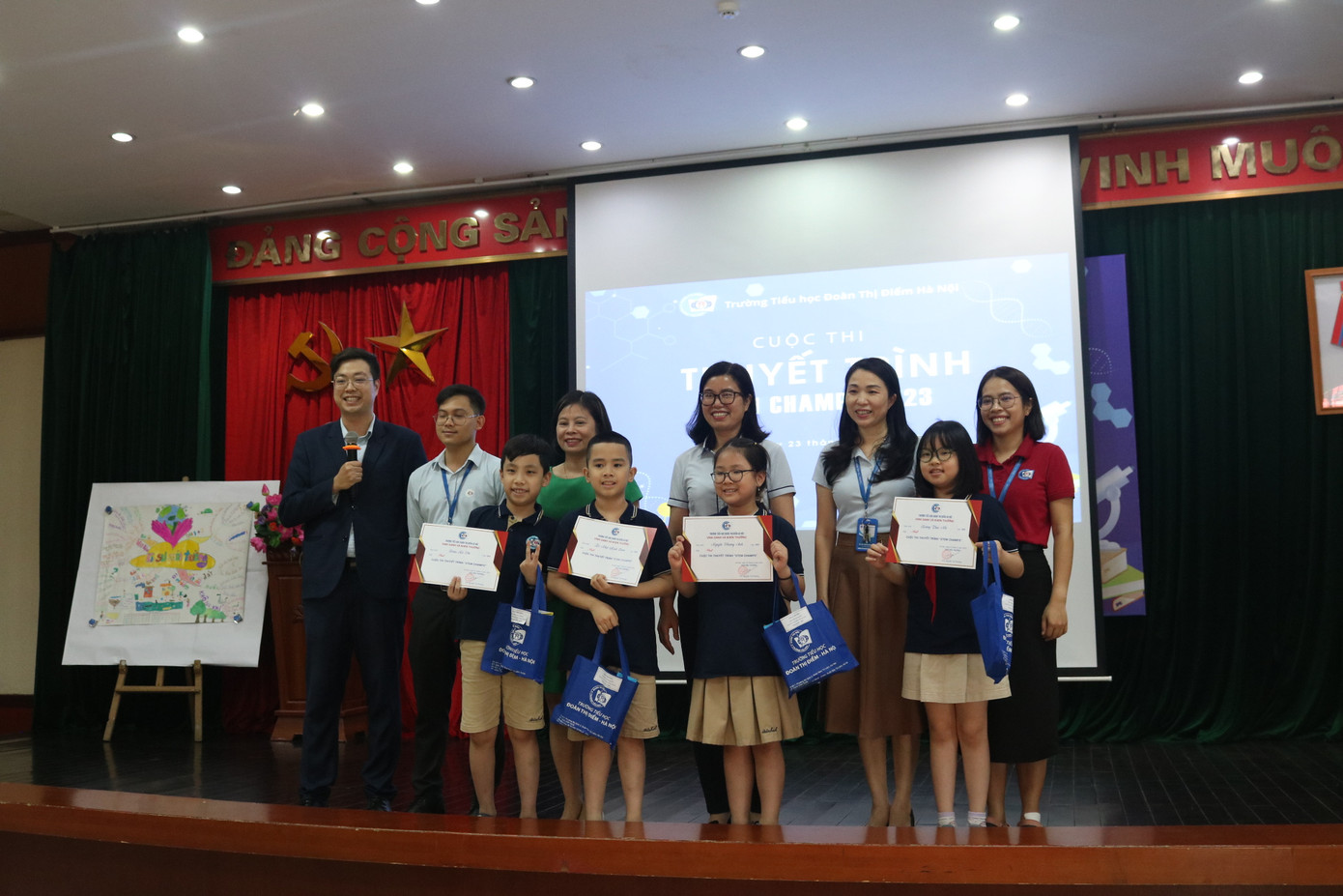 Bộ tứ lớp 3A9 không khỏi thích thú khi lên bục nhận giải.