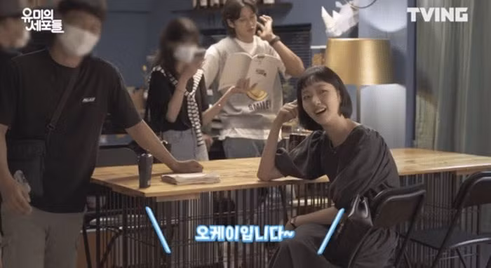 Ahn Bo Hyun và nữ stylist ở phía sau Kim Go Eun.