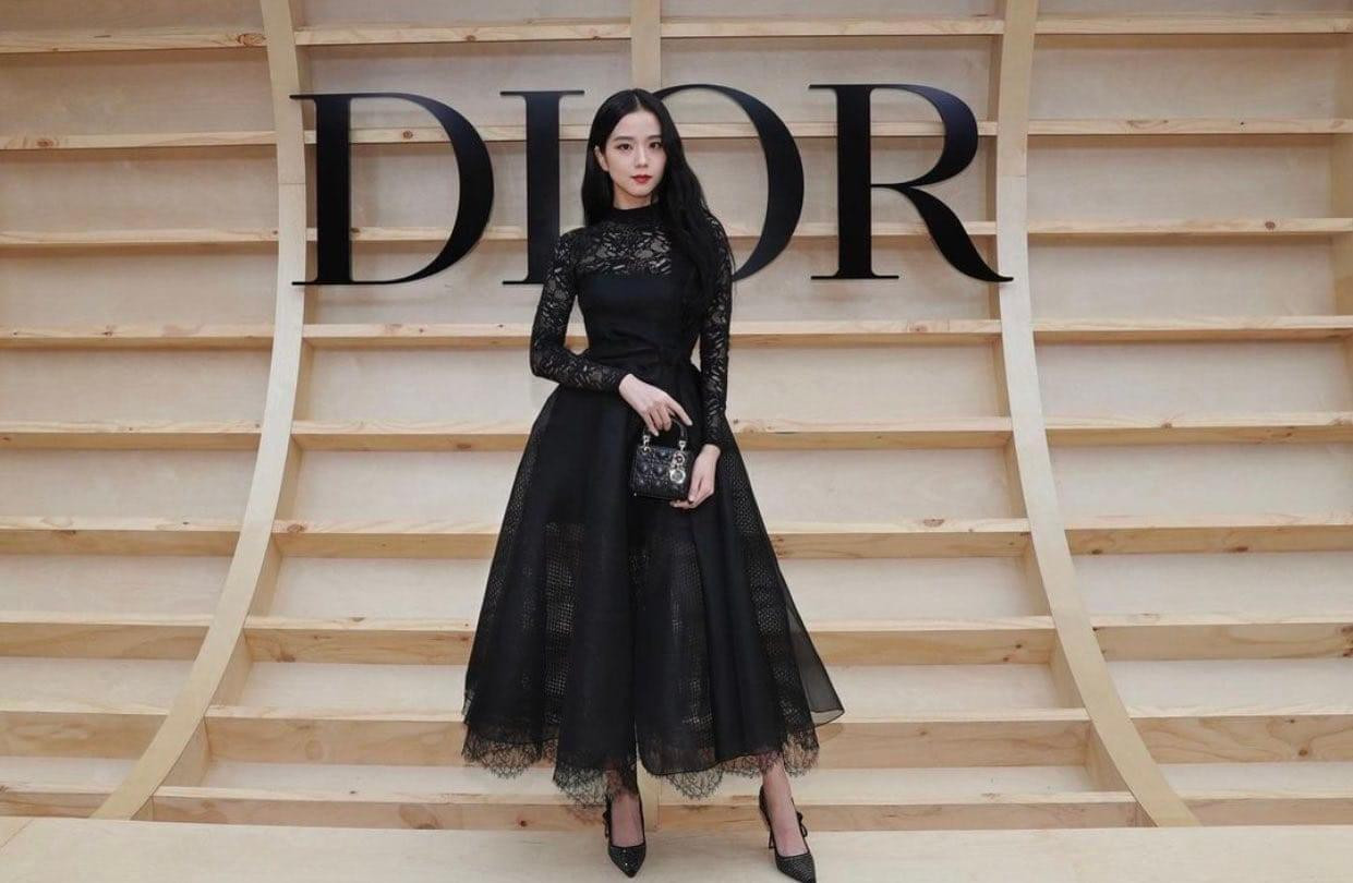 Nữ idol xuất hiện trong chiếc váy đen có thiết kế ren sang trọng.