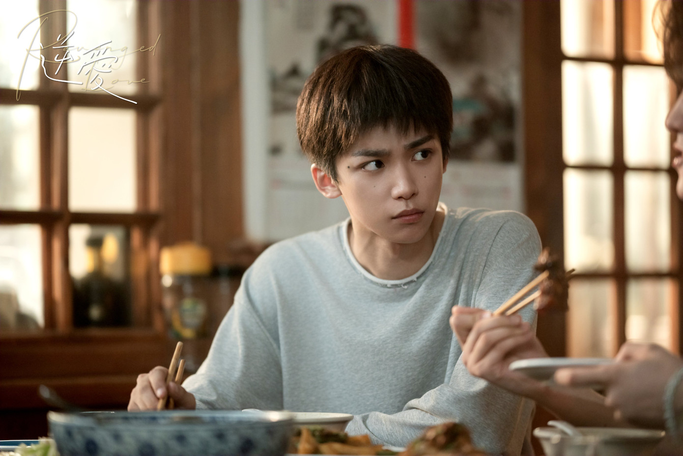 Tử Du được khen là Ngô Sở Úy xé sách bước ra, nhất là đôi mắt tròn xoe biết nói, toát lên vẻ thư sinh lẫn láu cá, đáng yêu. Tử Du được khen là Ngô Sở Úy xé sách bước ra, nhất là đôi mắt tròn xoe biết nói, toát lên vẻ thư sinh lẫn láu cá, đáng yêu.