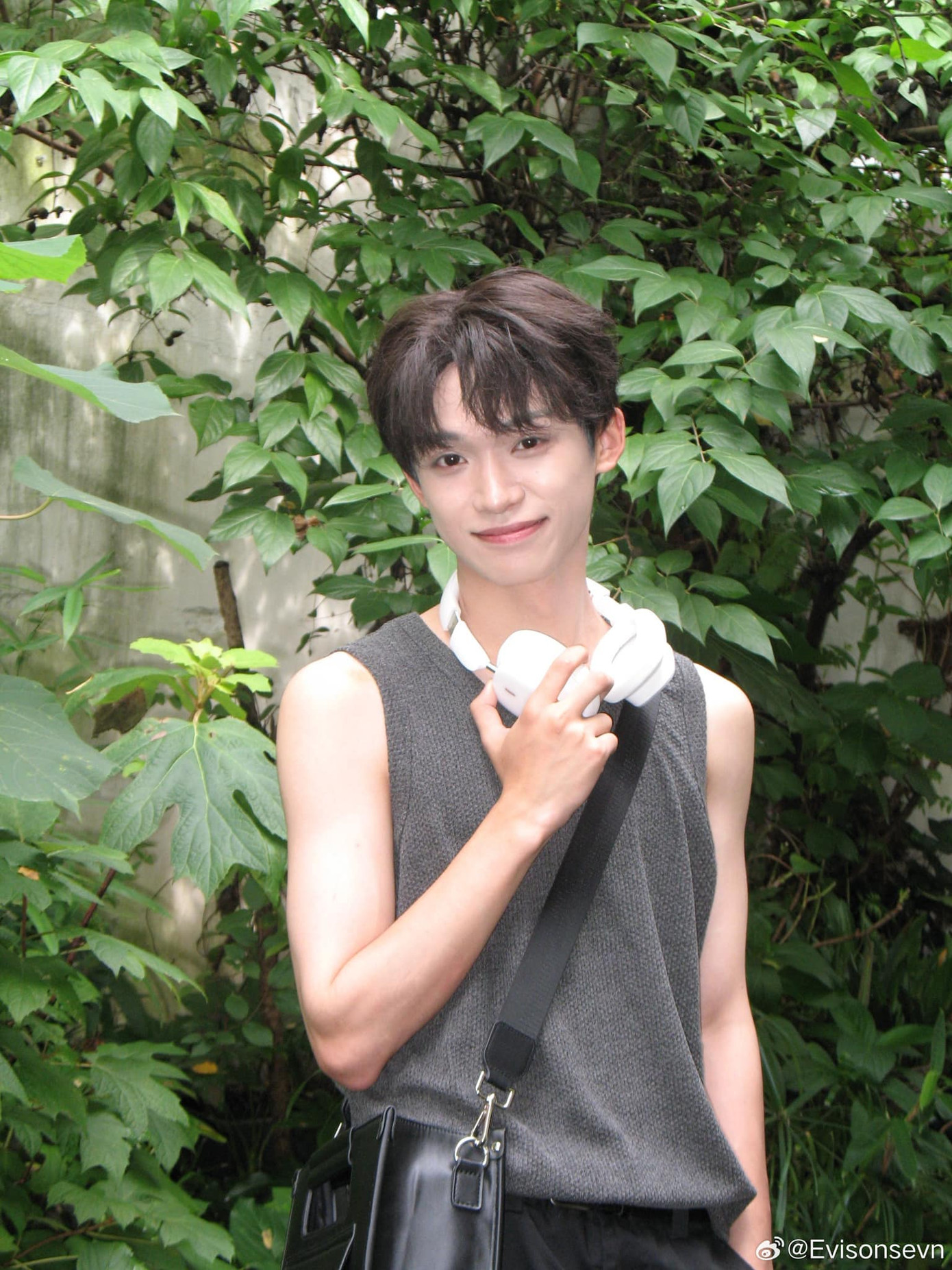 Từ loạt ảnh đời thường đến lúc giao lưu với người hâm mộ, Tử Du đều toát ra vibe "bạn trai/ em trai nhà bên" tươi sáng, dễ chịu. Từ loạt ảnh đời thường đến lúc giao lưu với người hâm mộ, Tử Du đều toát ra vibe "bạn trai/ em trai nhà bên" tươi sáng, dễ chịu.