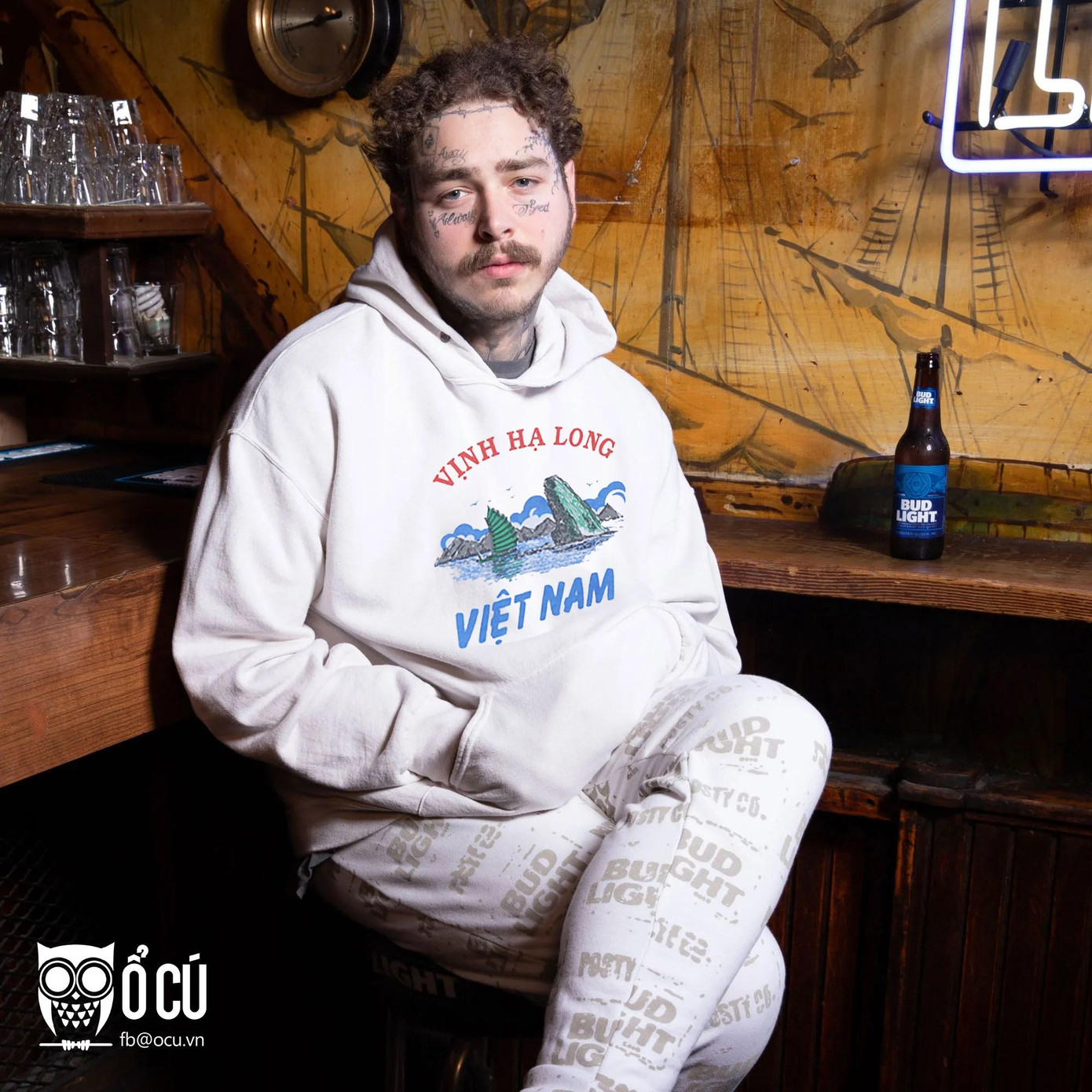 Post Malone phong cách hơn trong thiết kế hoodie trắng nhưng điểm nhấn chính là chiếc logo hòn Trống Mái của Vịnh Hạ Long.