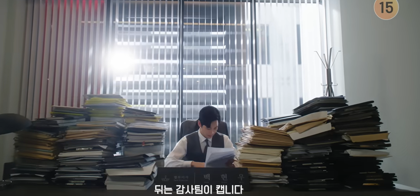 Cảnh Hyun Woo ngồi với một đống giấy tờ có lẽ là anh đang xem lại tư liệu trong 5 năm qua để tìm bằng chứng quản lý Song tham ô. Cảnh Hyun Woo ngồi với một đống giấy tờ có lẽ là anh đang xem lại tư liệu trong 5 năm qua để tìm bằng chứng quản lý Song tham ô.