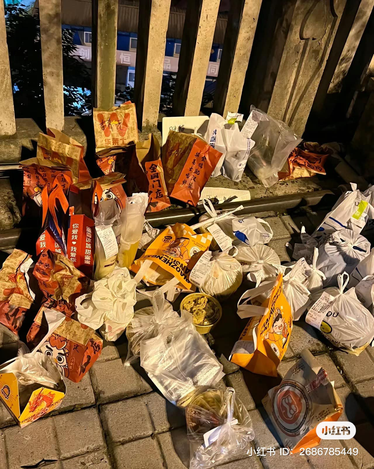 Hoa và đồ ăn để kín trên cây cầu mà Mèo Béo gieo mình xuống.