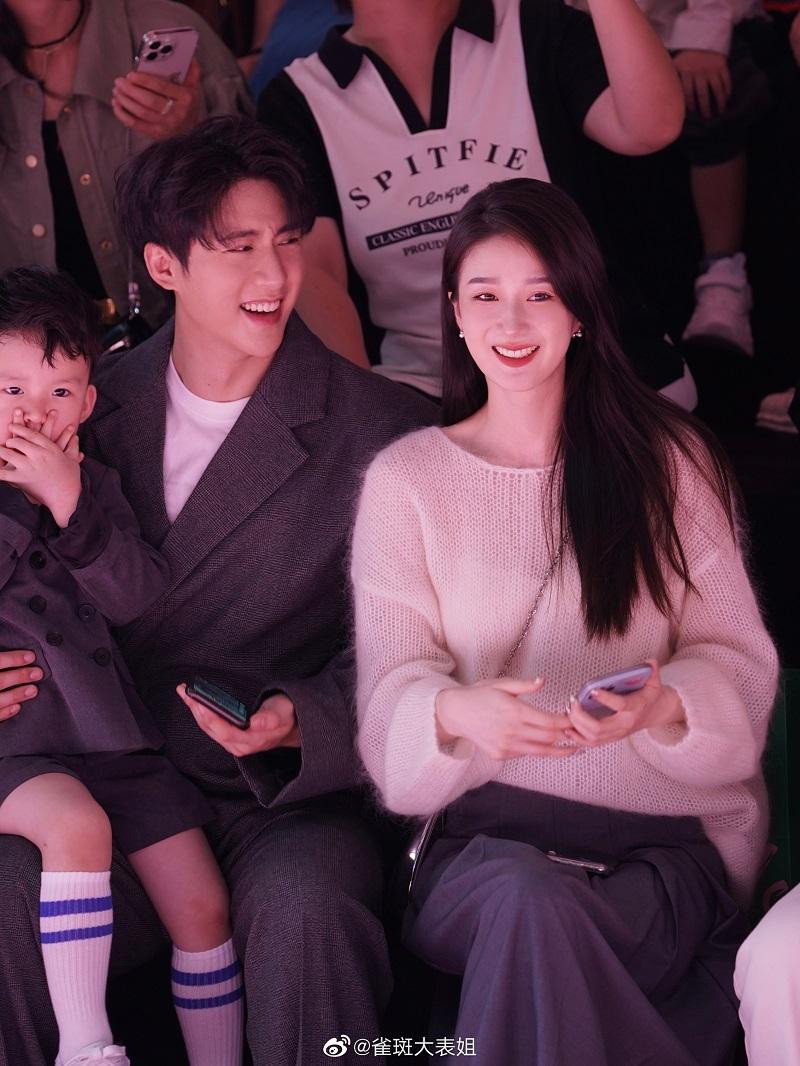 Chùm ảnh khiến cư dân mạng Trung xuýt xoa với &quot;gen visual&quot; di truyền đáng nể từ gia đình blogger thời trang Tước Ban Đại Biểu Tỷ.