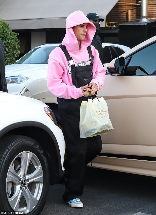 Giữa mùa hè, Justin vẫn "chung thủy" với phong cách "kín cổng cao tường".